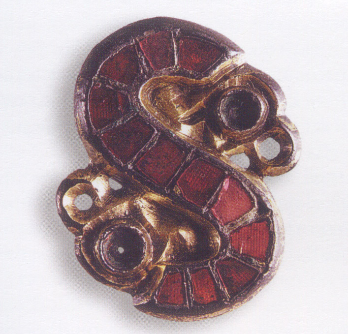 Fibula a S d'argento dorato con decorazione cloisonné